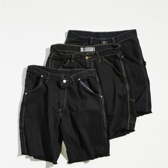 Levi's Black Cargo Shorts with Relaxed Fit - Picture 3 of 8